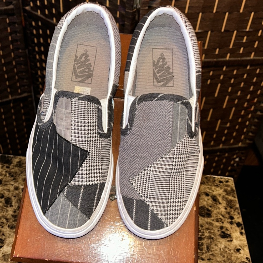 Vans Women or Men’s Classic Slip-0n black & white
Conference Call SuitingG 7.5